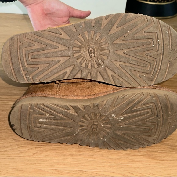 Tan uggs size 8 - Picture 12 of 12